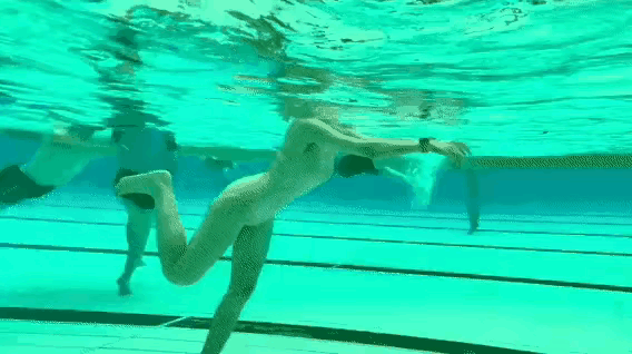 这位美女潜入水下后一动不动了。她在干嘛？
我也去过游泳池游泳，知道一点点秘密，无