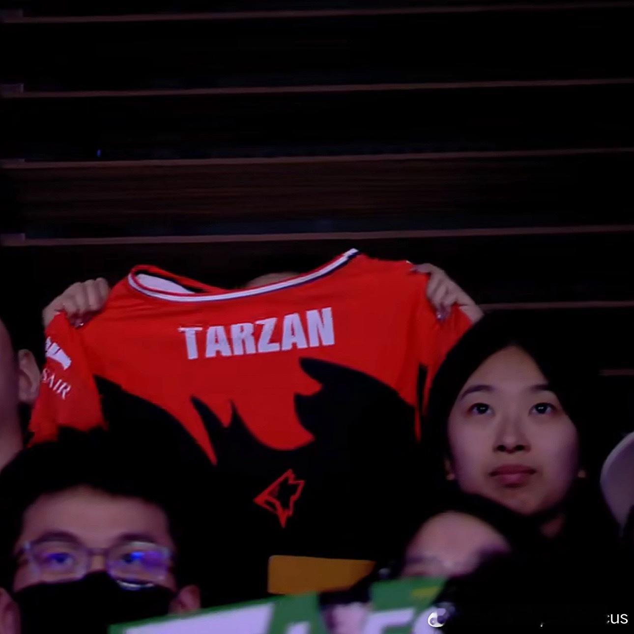 现场粉丝拿了格里芬时期的Tarzan队服[抱一抱]al对战ig2025lpl第二
