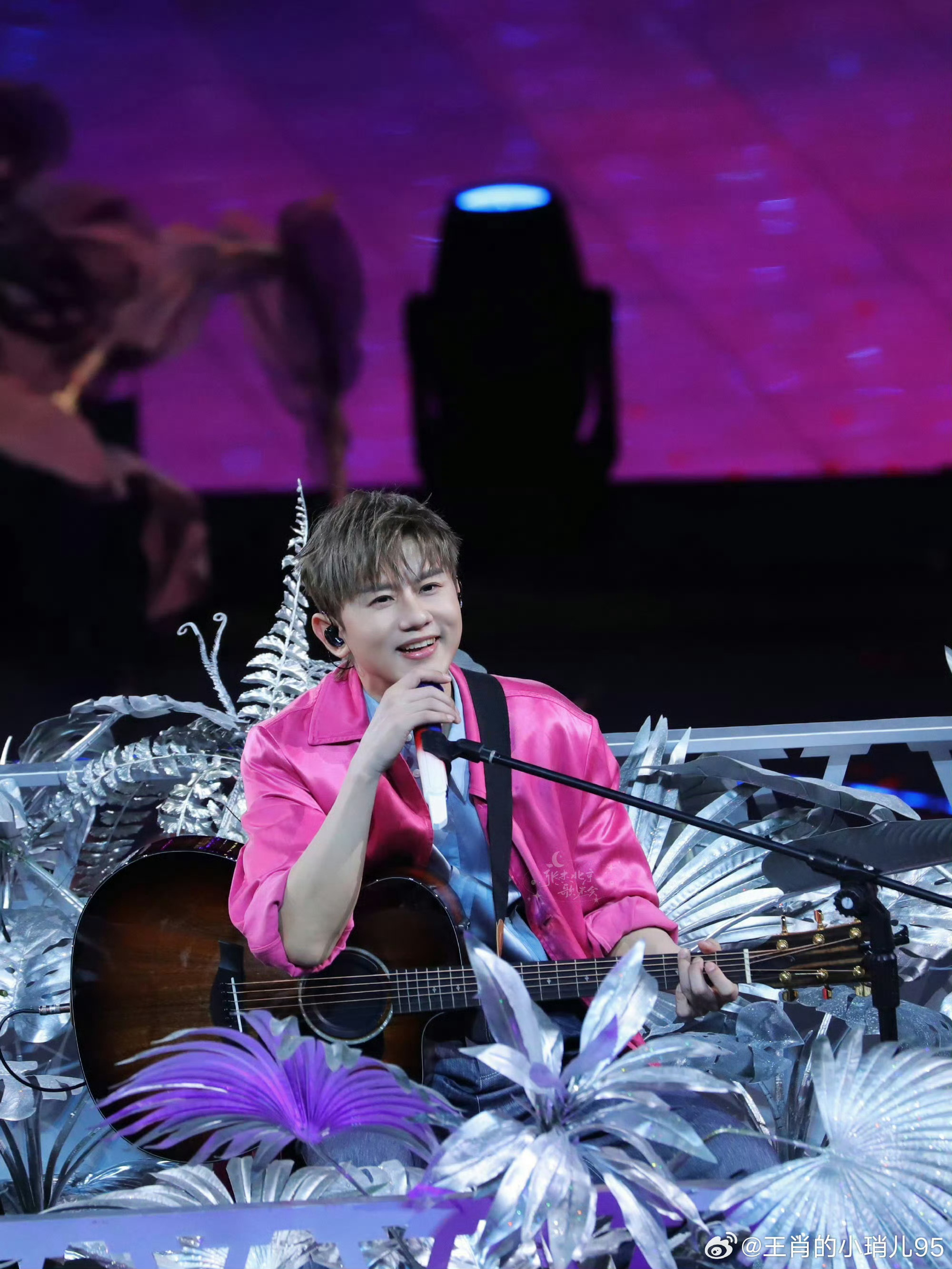 张杰张杰和粉丝对唱看月亮爬上来一开口就是青春回忆！和粉丝合唱好暖，温柔嗓音太戳人