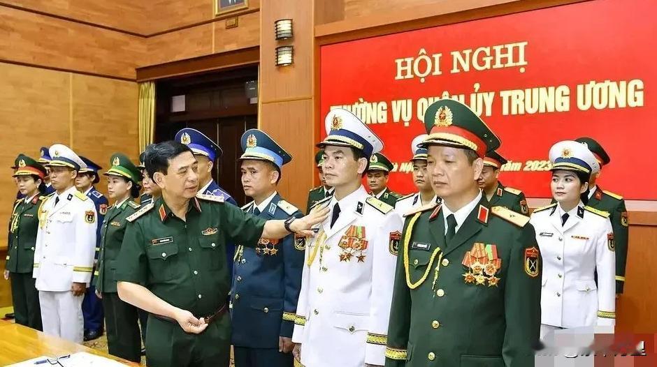 越南的新军服样式，不得不说，仍然是苏式、中式混搭的状态