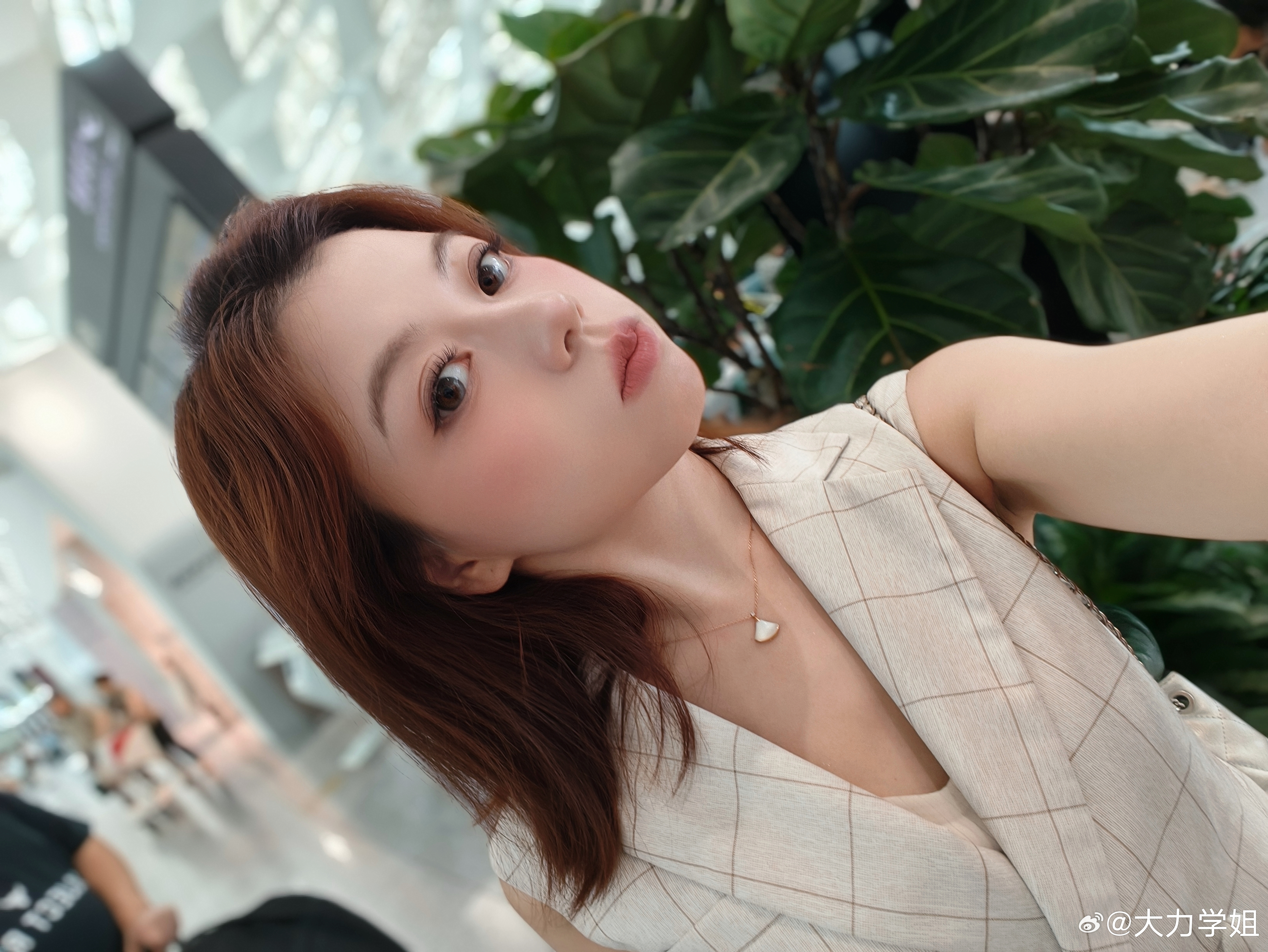 需要两根牙签把眼皮子撑起来[笑cry] ​​​