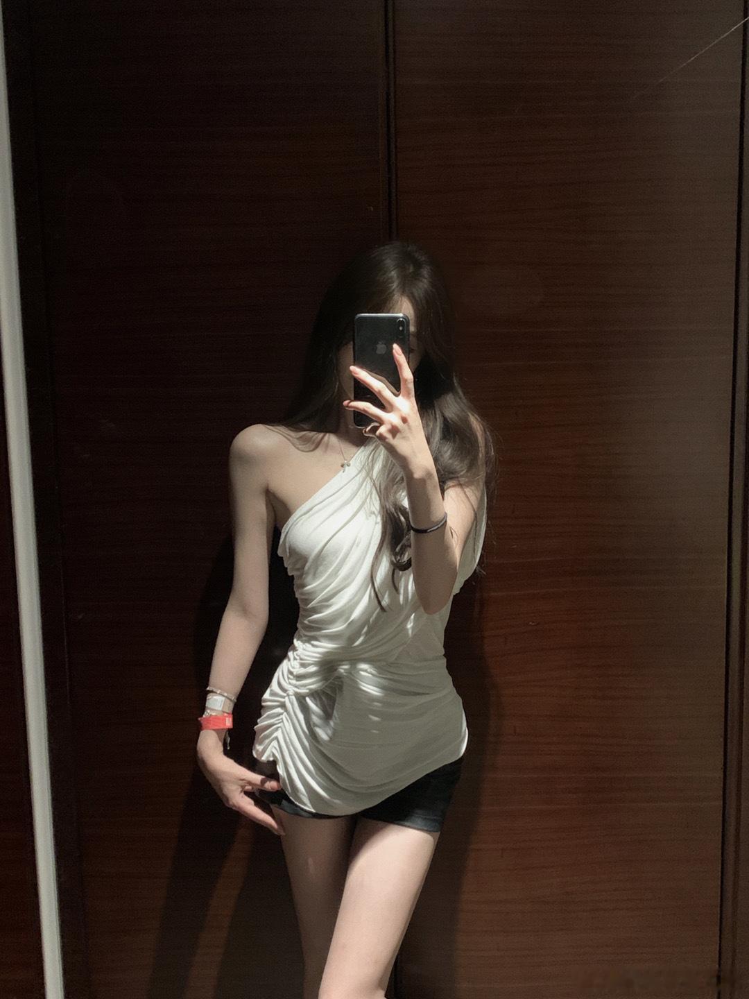 这几天受邀参加了朋友的演唱会 那小子还真挺帅想跟酒精分手了 真累了。六分回杭 今