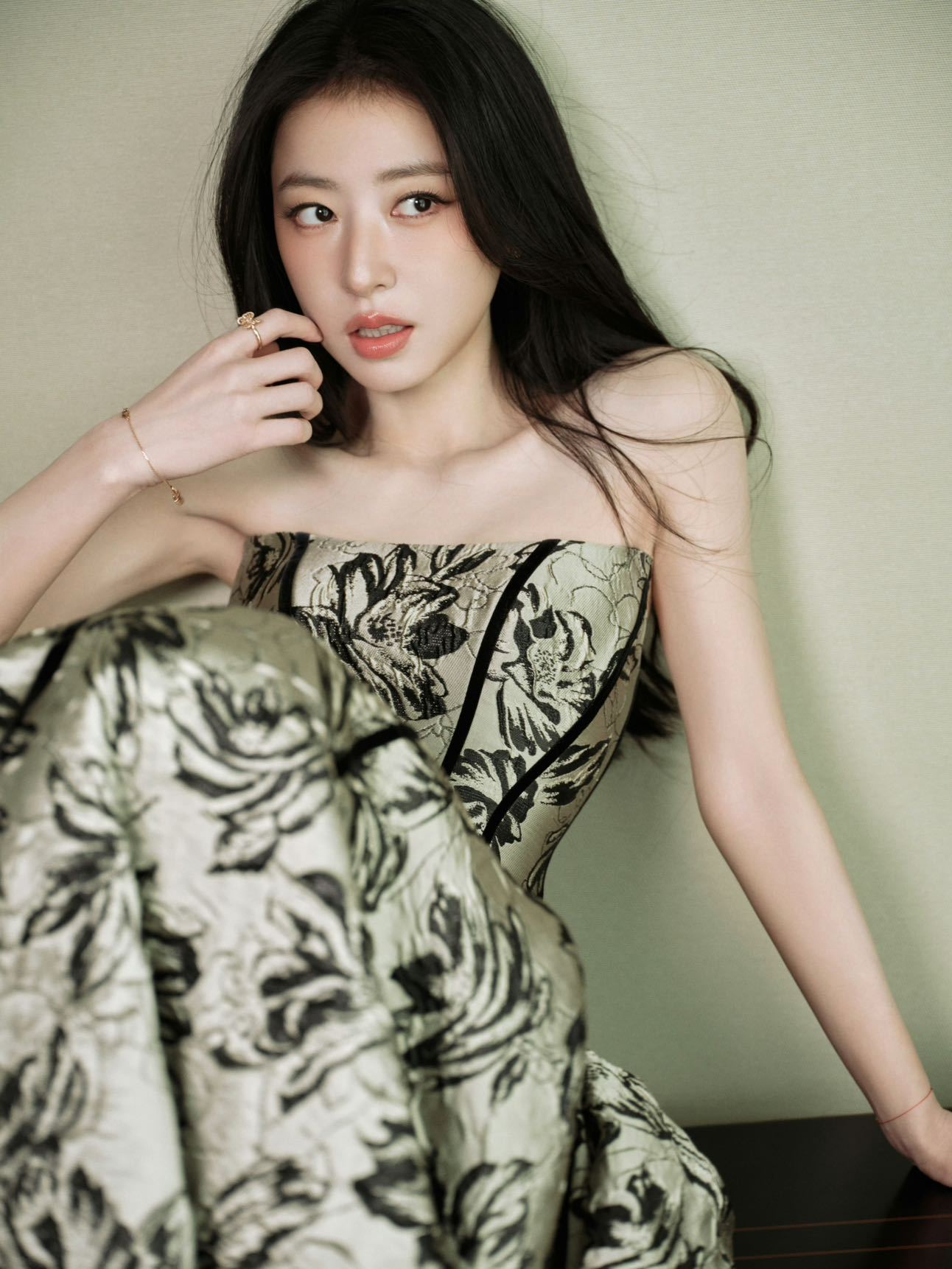 周雨彤繁花抹胸裙 这套造型也太美了吧，繁花刺绣裙，鱼骨收腰显身材，大裙摆大气优雅