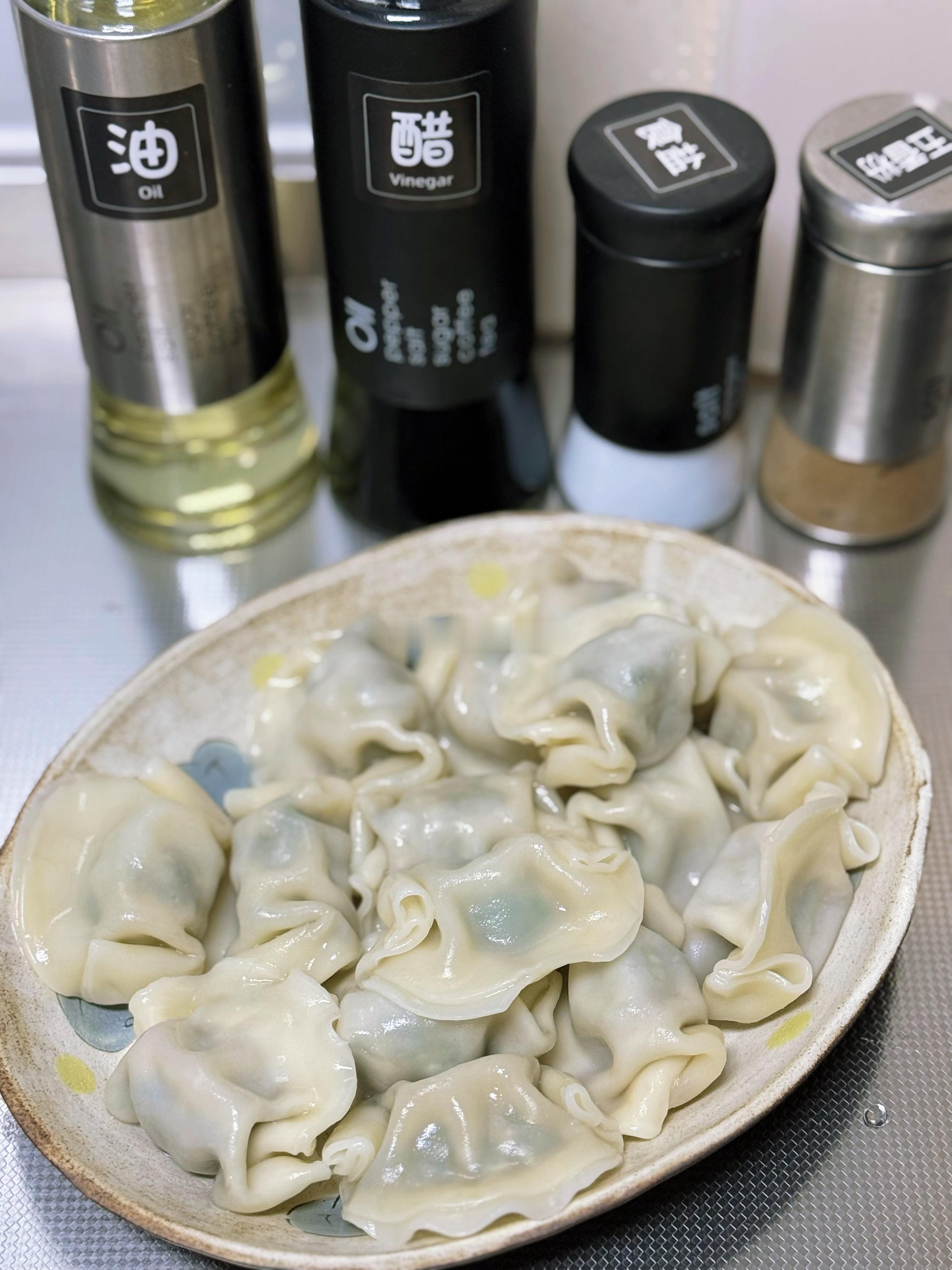 北方人过什么节都吃饺子。和我妈视频我妈让吃饺子我就煮了速冻水饺。 