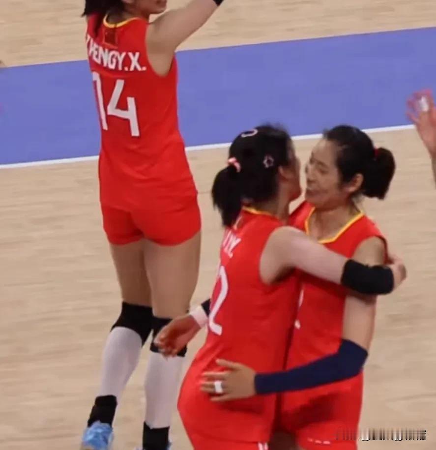女排胜利后，妹妹李盈莹与朱婷深情拥抱，让人动容；庄宇珊关注朱婷手腕伤势，令人感动