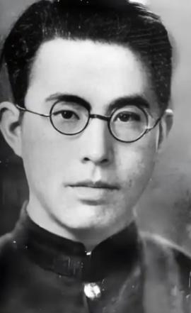 1942年，地下党郑文道求死未果被日军囚于医院，护士换药时总多给一张纱布，他猛然