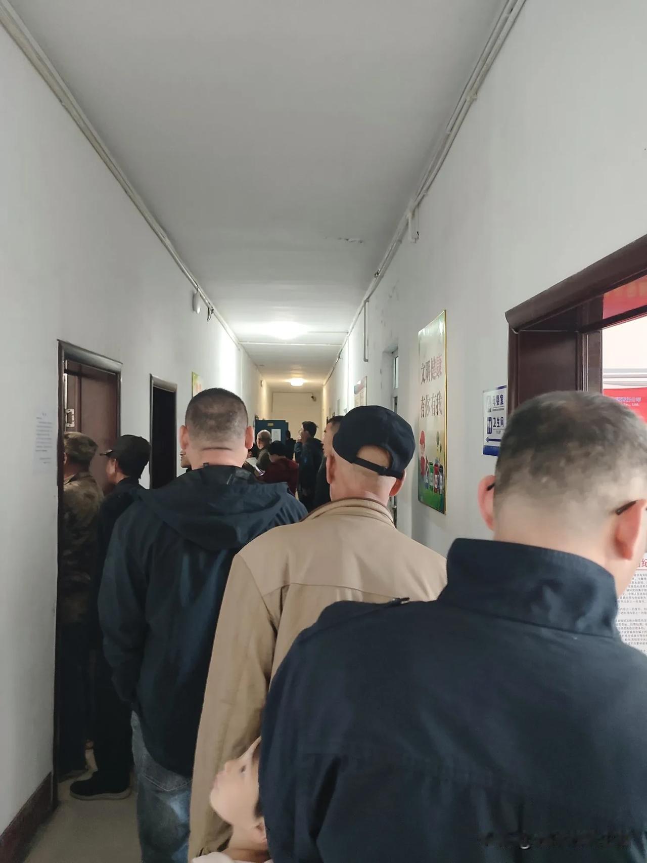 感觉这个行业很景气
工作人员节假日都不休息
顾客门前排长龙，人挤人

举着手机，