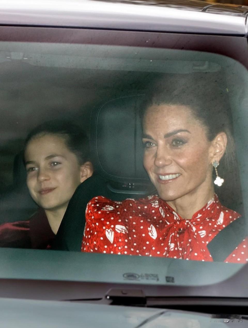 圣诞午宴！现实版的公主日记🎄
凯特王妃一家抵达白金汉宫，要参加圣诞午宴。

凯