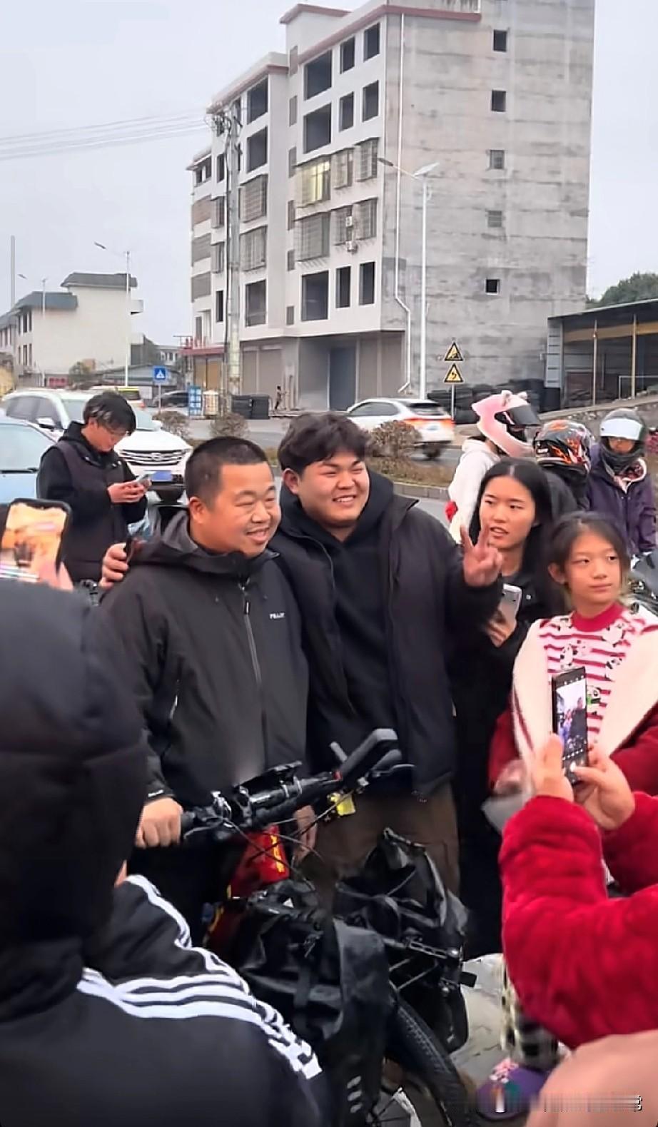 蓝战非，你今年别想回家过年了！
 
今天在老家街头，我算是见识到什么叫“顶流待遇