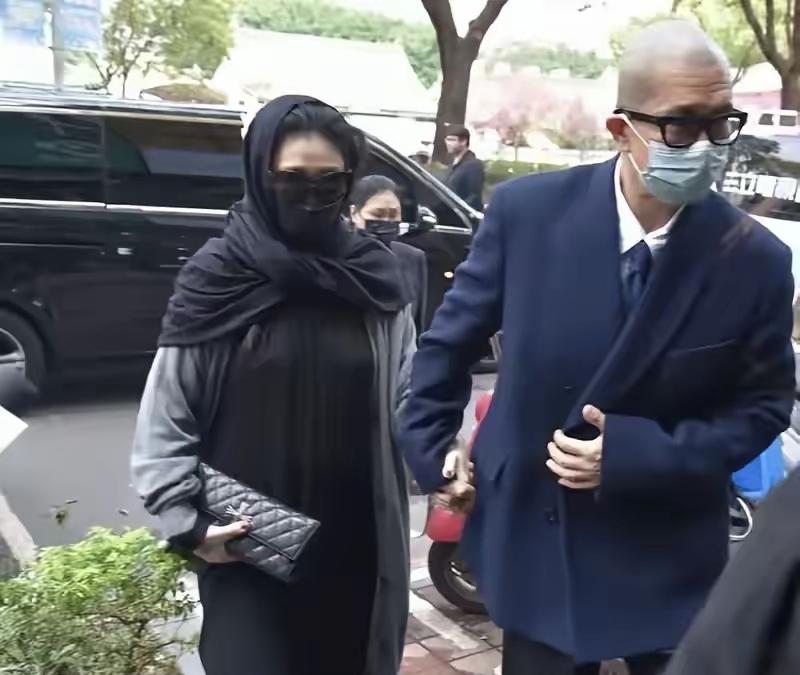 她最赚钱的时候也是她最会花钱的时候，嫁给汪一开始也是很会花的，后面汪事业不好也收
