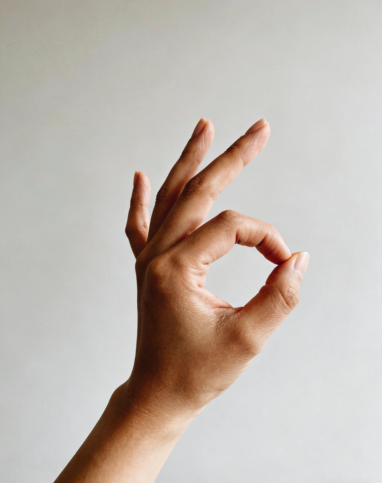 姐妹们，人一过五十，
这双手就开始不听话了。
我前几年也是，
早上醒来手麻得握不