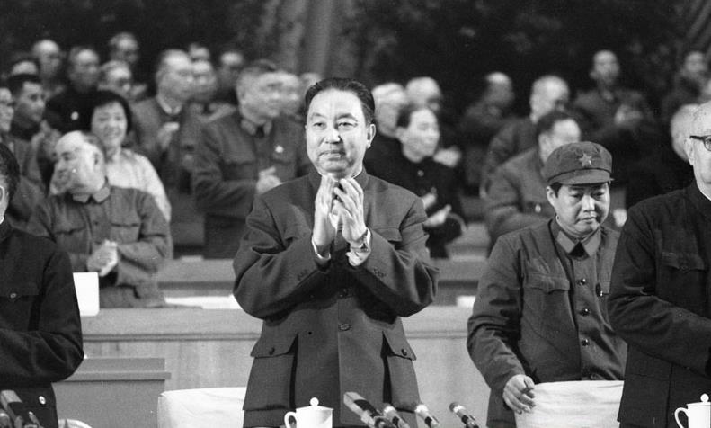 华国锋等领导人登上中华人民共和国第五届全国人民代表大会第一次会议主席台，受到会场