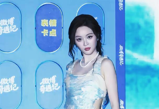 吴宣仪不愧是爱豆出身好爽的表情管理……
两个角色🎭不同的性格姐姐用表情给我们演