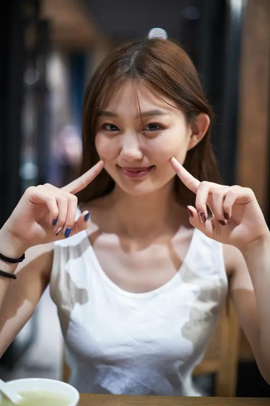 最近刷到两个女孩打翻水的视频，都挺让人印象深刻。
一个是在小吃店，粉衣女孩向邻桌