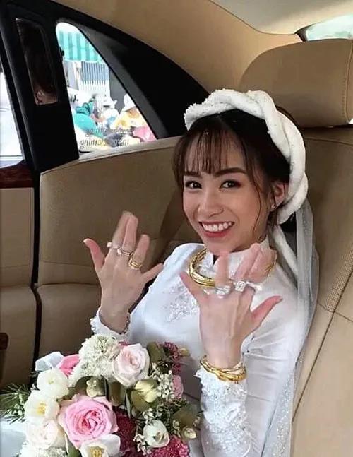 说话要满足别人的虚荣心
#寻找热爱表达的你#
公司新来一个女同事，业务能力一般，