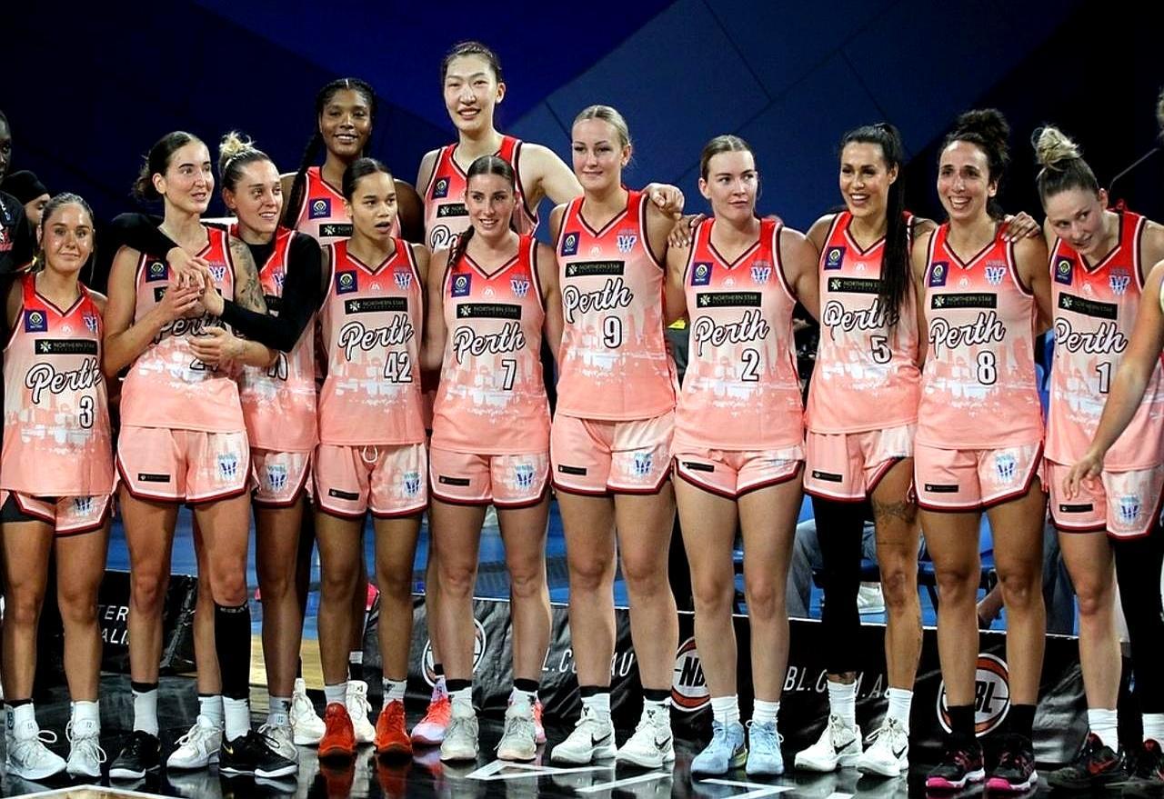 你敢信吗？一个中国姑娘刚把澳大利亚女篮联赛的内线掀翻了。总决赛加时赛她五犯离场，