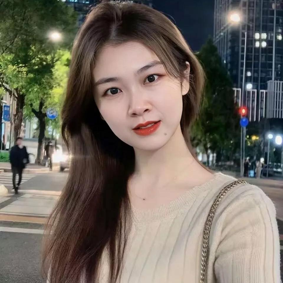 夜幕下的都市，少女温柔的微笑少女感微笑女孩 少女的笑容 美少女的微笑 夜景气质少