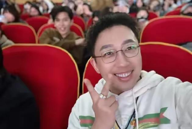 于正这老哥，操作真的绝！天天被骂上热搜，看着像个跳梁小丑，实际上精明得像只老狐狸