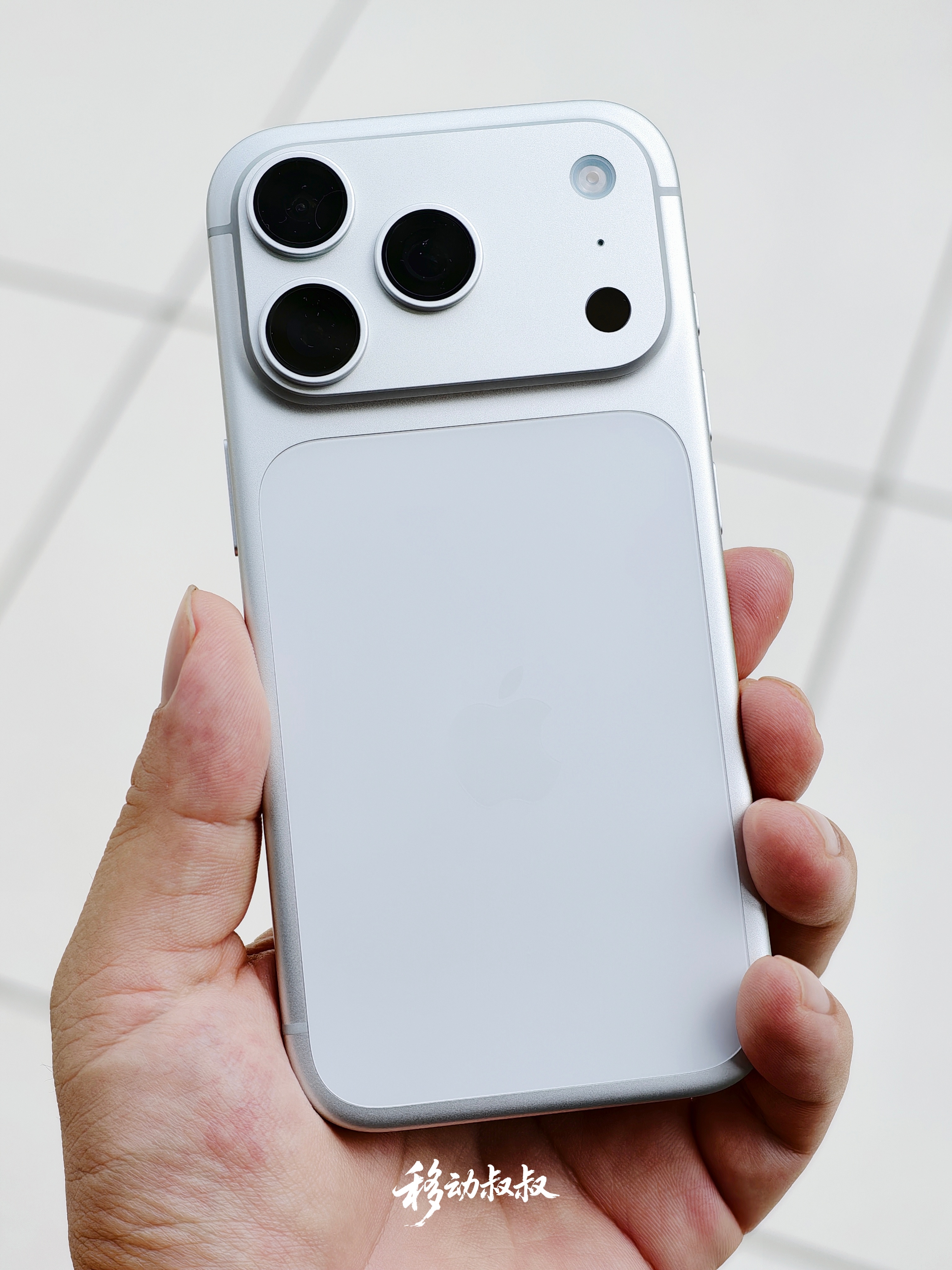 iPhone18标准版外观曝光 笑死我了，看到图1所谓的iPhone18标准版真