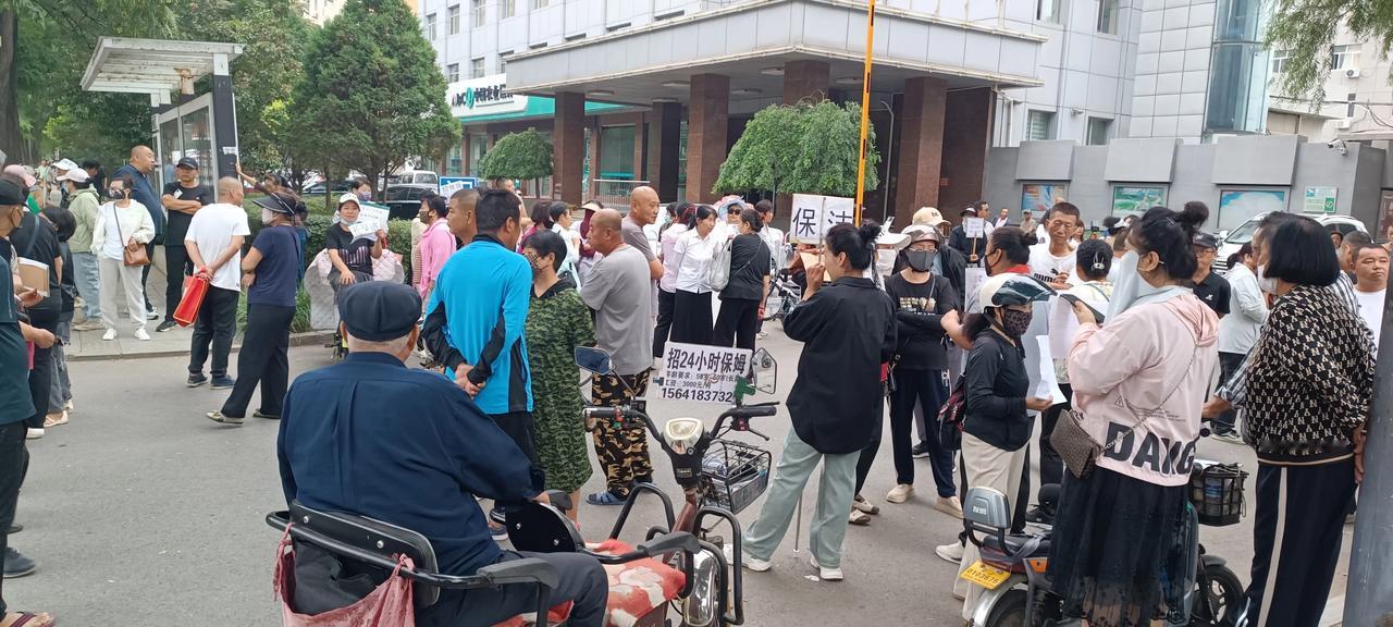 每个周三，人社局对面就成了一个小人才市场，招聘的、应聘的汇聚于此，咨询岗位，讨价