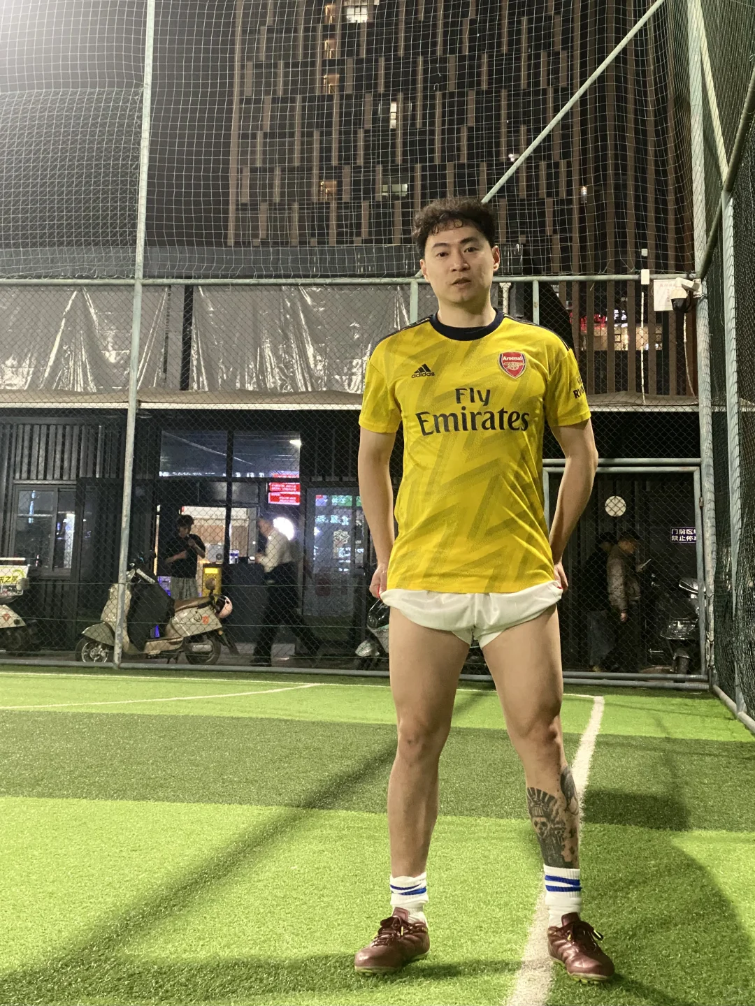 简直踢不来小场了 昨天踢了今天腿软