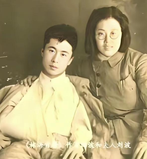1948年冬季，受伤的曲波在牡丹江军区医院接受治疗，胳膊捆着绑带，右一是女军医刘