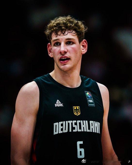 华盛顿大学德国内线Hannes Steinbach宣布参加26年NBA选秀，预测