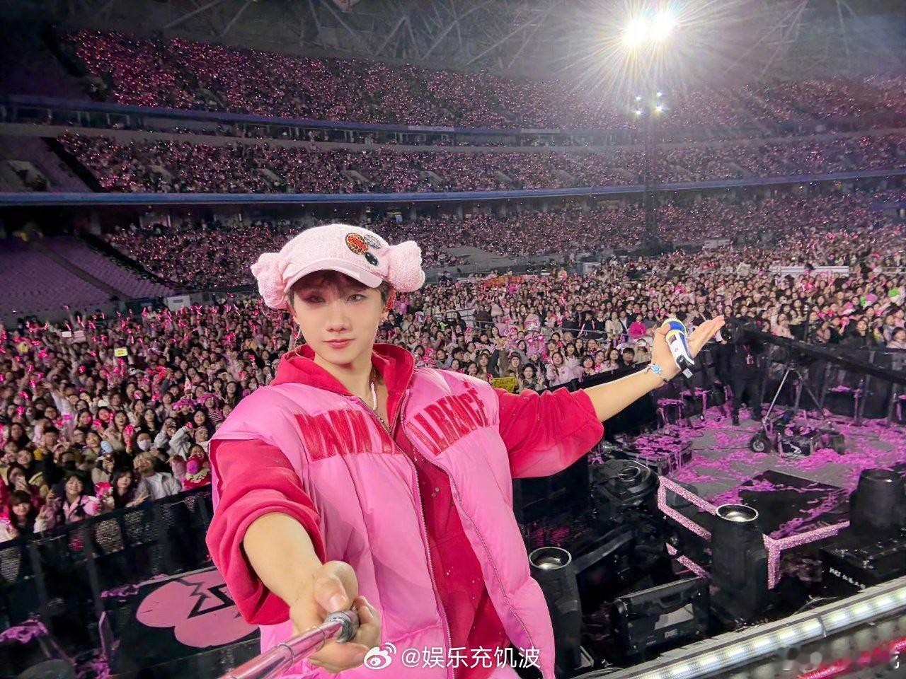 汪苏泷 再帅的男人也得亲自捡儿子汪苏泷山西行首秀父爱如山，捡儿子这幕我能笑一年！