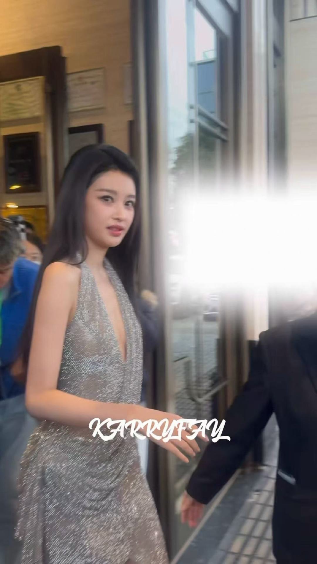 孙怡好辣 孙怡银色闪钻长裙鲨疯全场！高开叉剪裁尽显曼妙身姿，又辣又飒，美到挪不开