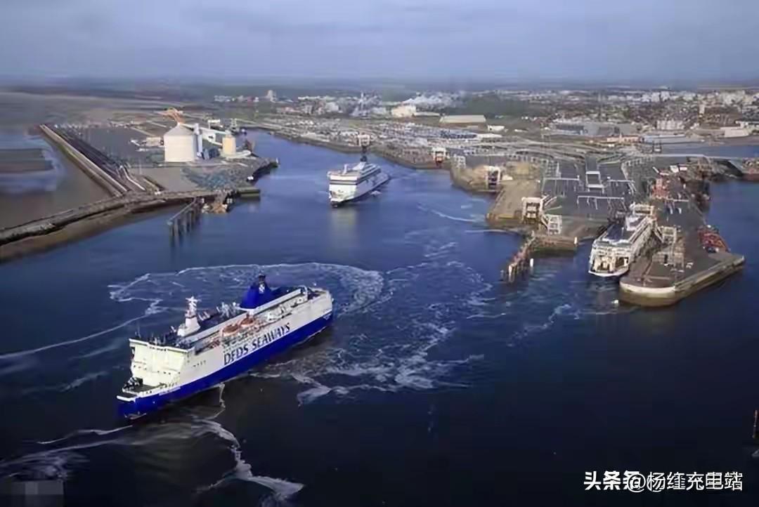 不费一兵一卒！中东海峡风波之下，中国悄悄拿下关键大胜，底气藏在硬核布局里
 
霍