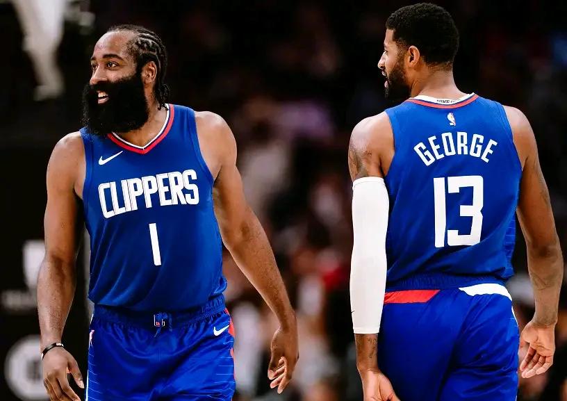 马刺积极追求哈登，加上4号秀，还有文班亚马，西部季后赛稳了。
第一，马刺随队记者