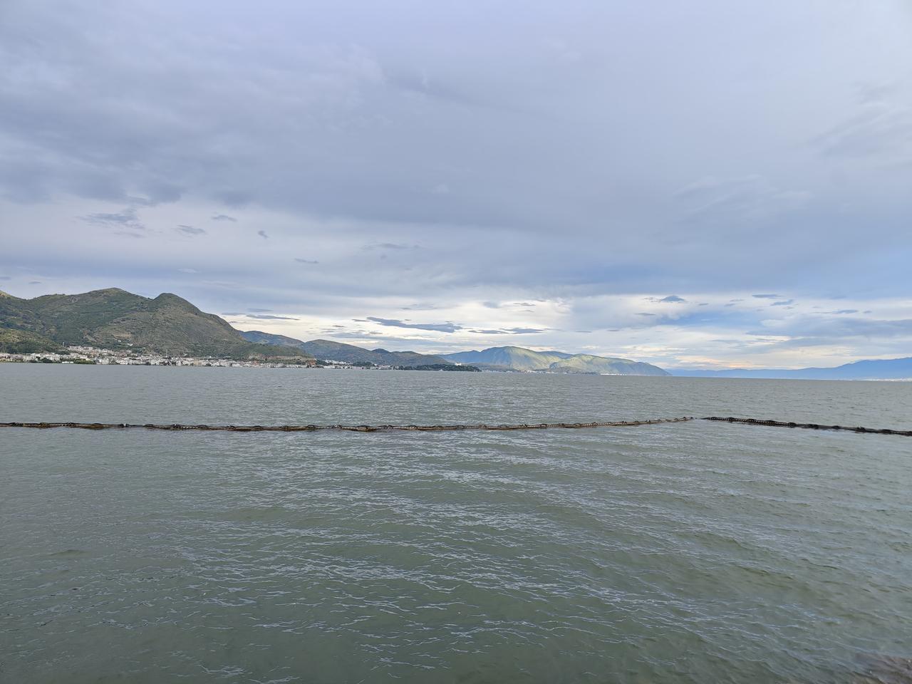 海天一色，宁静如画，远山如黛，云卷云舒。
