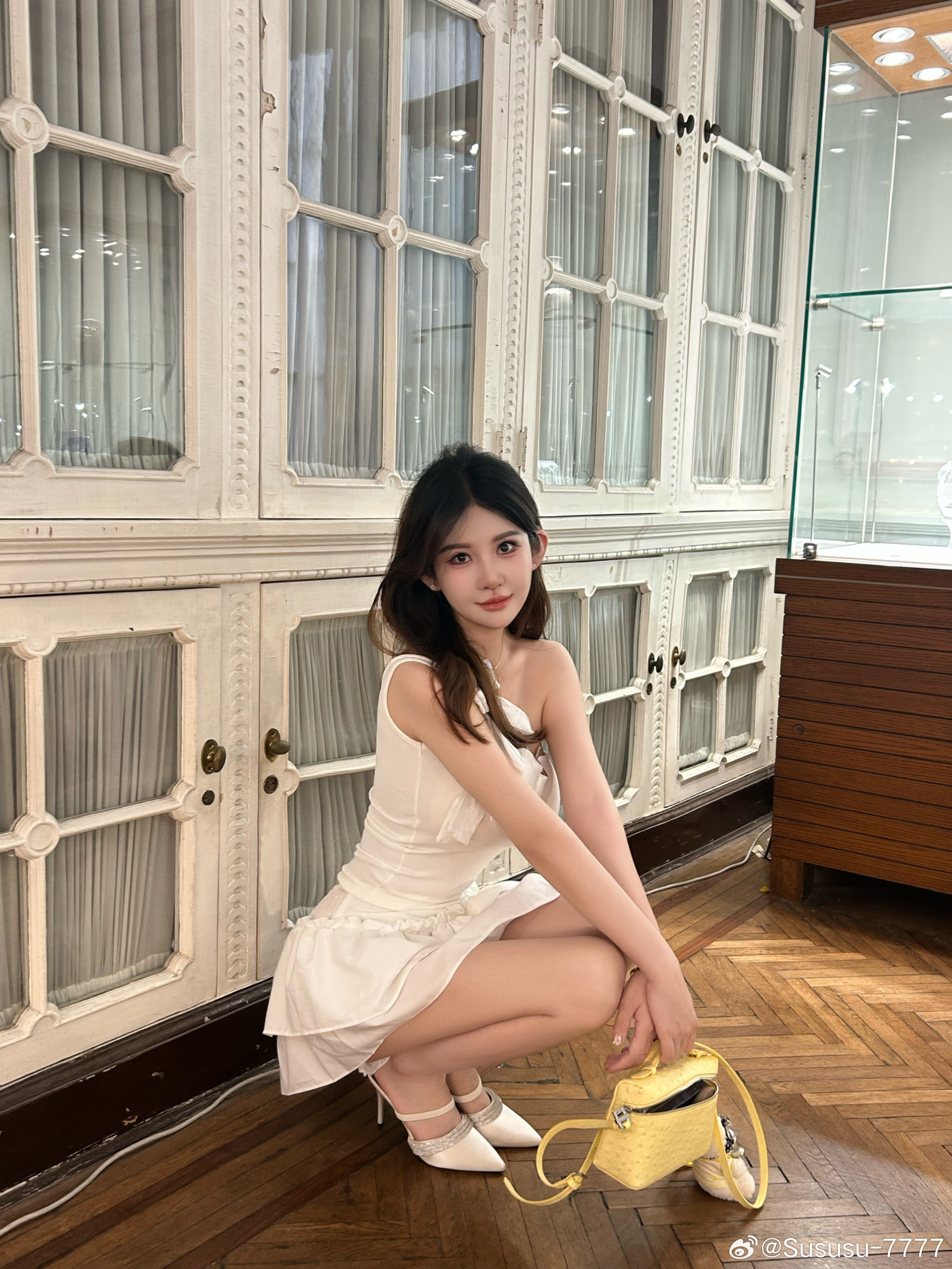 时尚穿搭[超话] 花会沿路盛开，你以后的路也是。  ​​​
