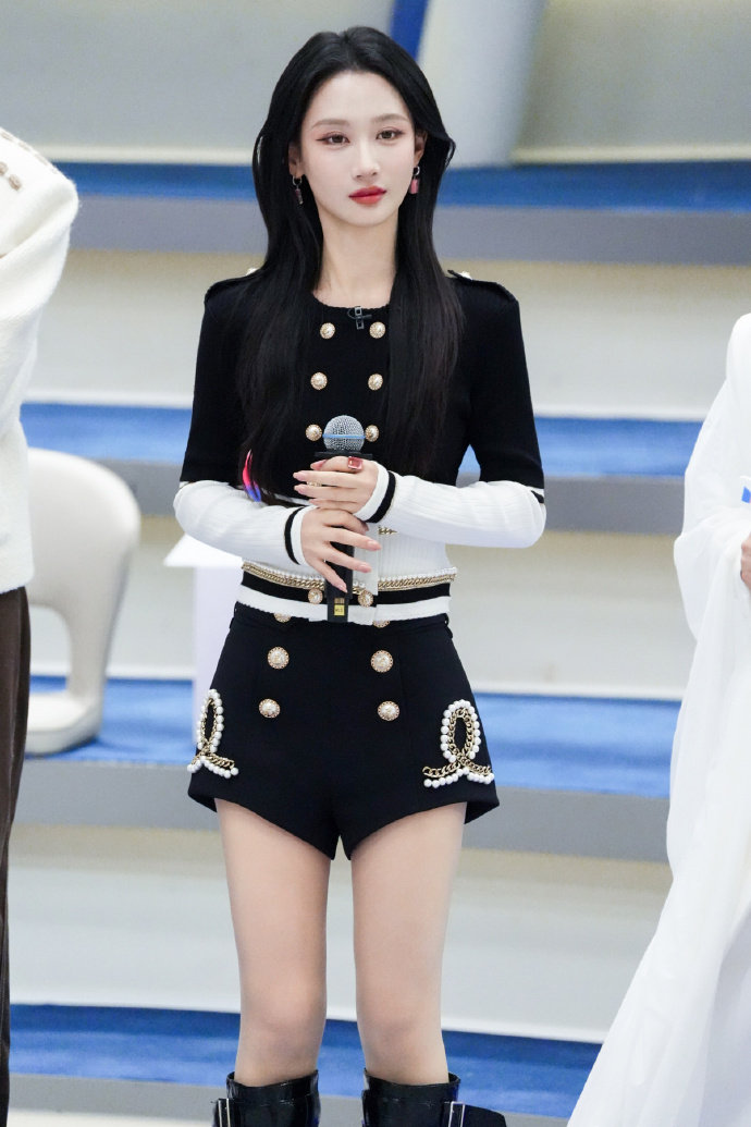 乘风第一场公演舞台浪姐第一场公演舞台 乘风第一场公演舞台，燥候明天的直播舞台 