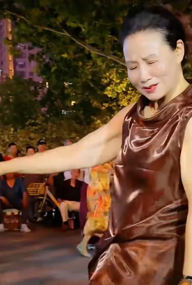 她跳舞

就是给人感觉“鬼迷日眼”