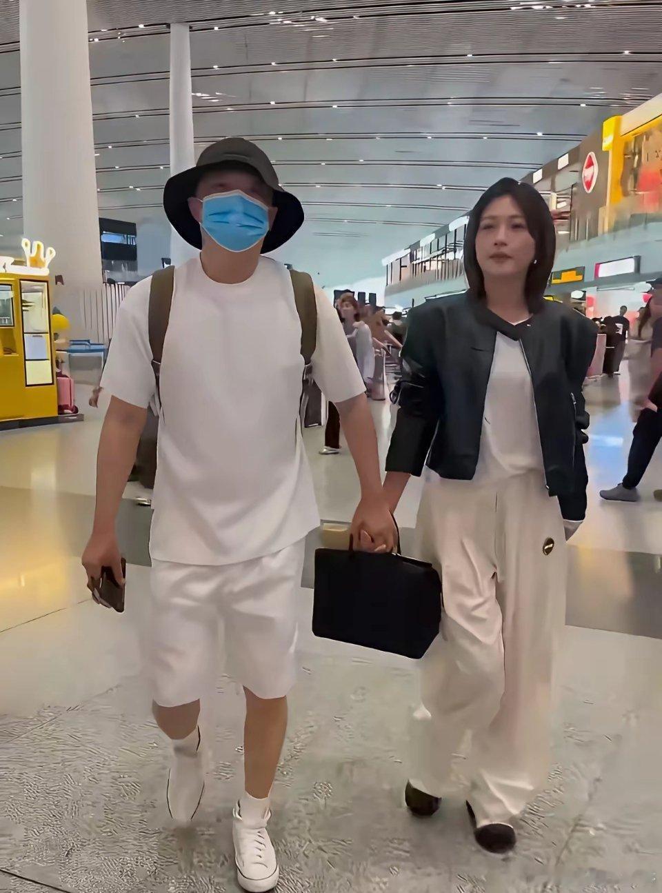 包贝尔出轨风波后首现身包文婧把他的手牵得更紧了，生怕他被别人抢走了 ​​​