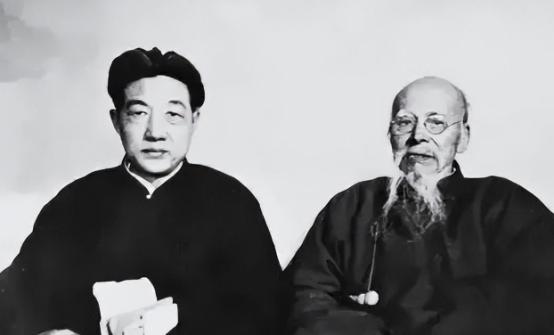 1956年，92岁齐白石突然得知好友徐悲鸿已去世3年，他立刻赶到徐家。一进大门，