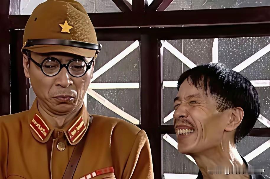 像啊，真的是太像了！这谄媚的笑容就让人感觉这是父女一样。
咱们很清楚，一边是演员