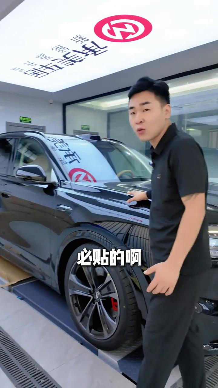 问界M8车主改装实例。
今天刚到店一台M8，这大哥牌照都没上直接开过来找我来升级