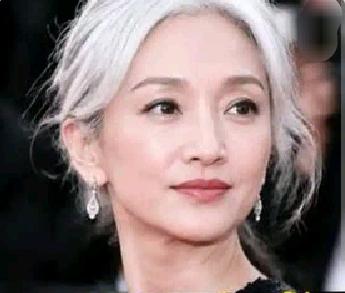 人漂亮了，即使白头发也是美的不可方物，看周迅一头白发造型也是惊艳，还有那眼神，像