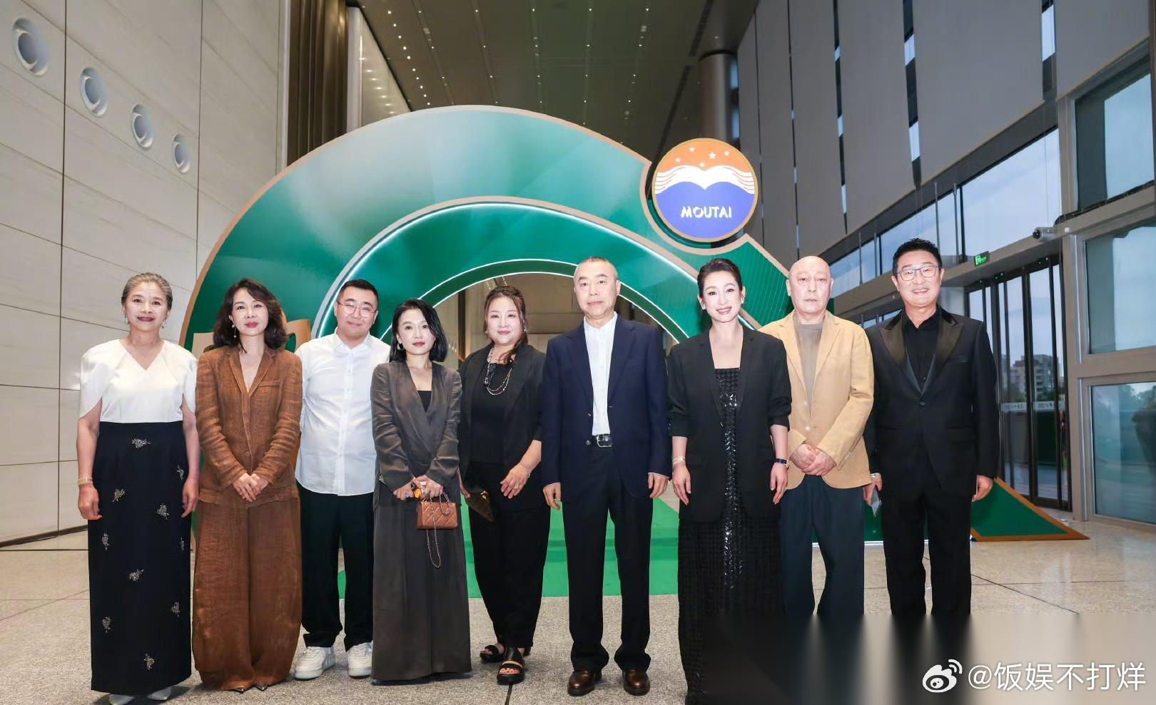 白玉兰晚宴 生万物剧组合影 唯独缺了杨幂，原来不是杨幂不来，而是合影 主要想凸显