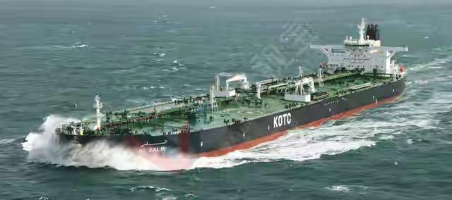 一艘满载32万吨的原油货运船遭袭击起火。据悉，这艘装备AIS识别系统，装满运往中