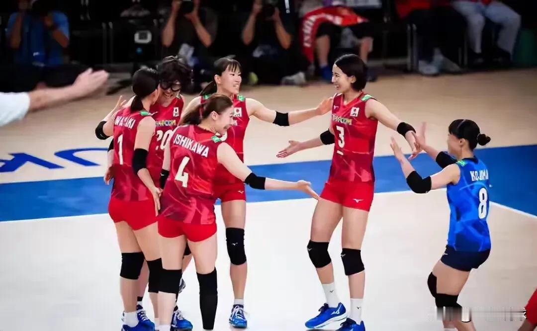 大爆冷！日本女排0:3美国女排，不得不说的三个可笑的事实：
1. 这是日本队护送
