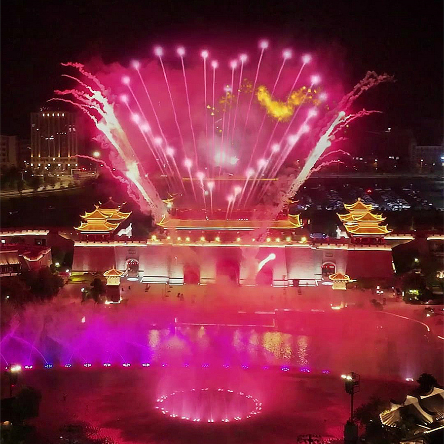 #七夕去闽越水镇看心形烟花# 即将到来的七夕时节，约上心爱的人，一起去福州闽越水