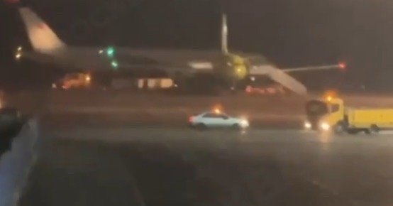 【#俄一波音客机起飞后引擎起火#】#俄一波音客机因发动机起火紧急返航#当地时间1