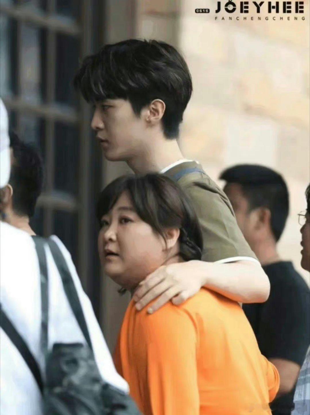 关于范丞丞和很多女明星的近距离接触，大家怎么看[并不简单] ​​​