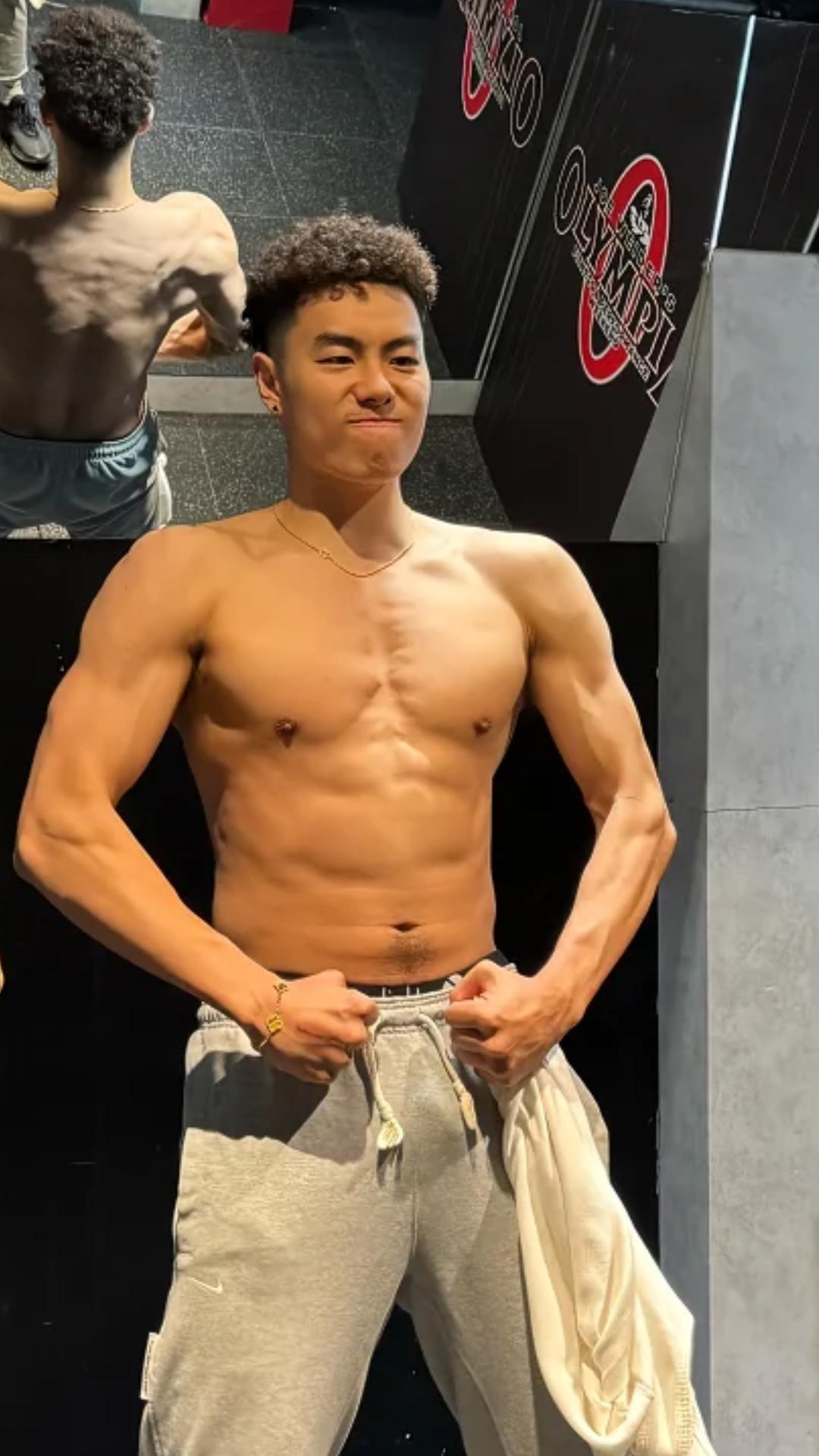 【这身材炸眼一看，谁能以为是CBA 球员，完全可以和健美运动员相媲美啊！】上海久