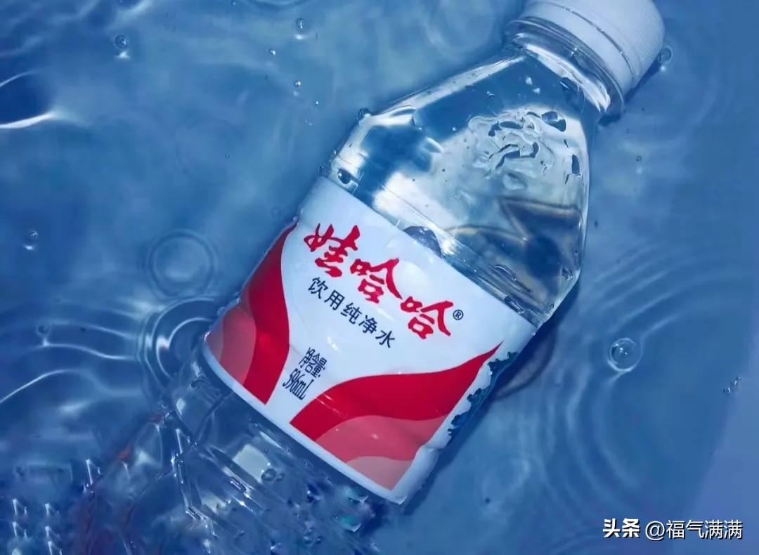 有没有一种可能：
水界这波“涨价”，
最慌的不是买水的人，是隔壁农夫山泉？

怡