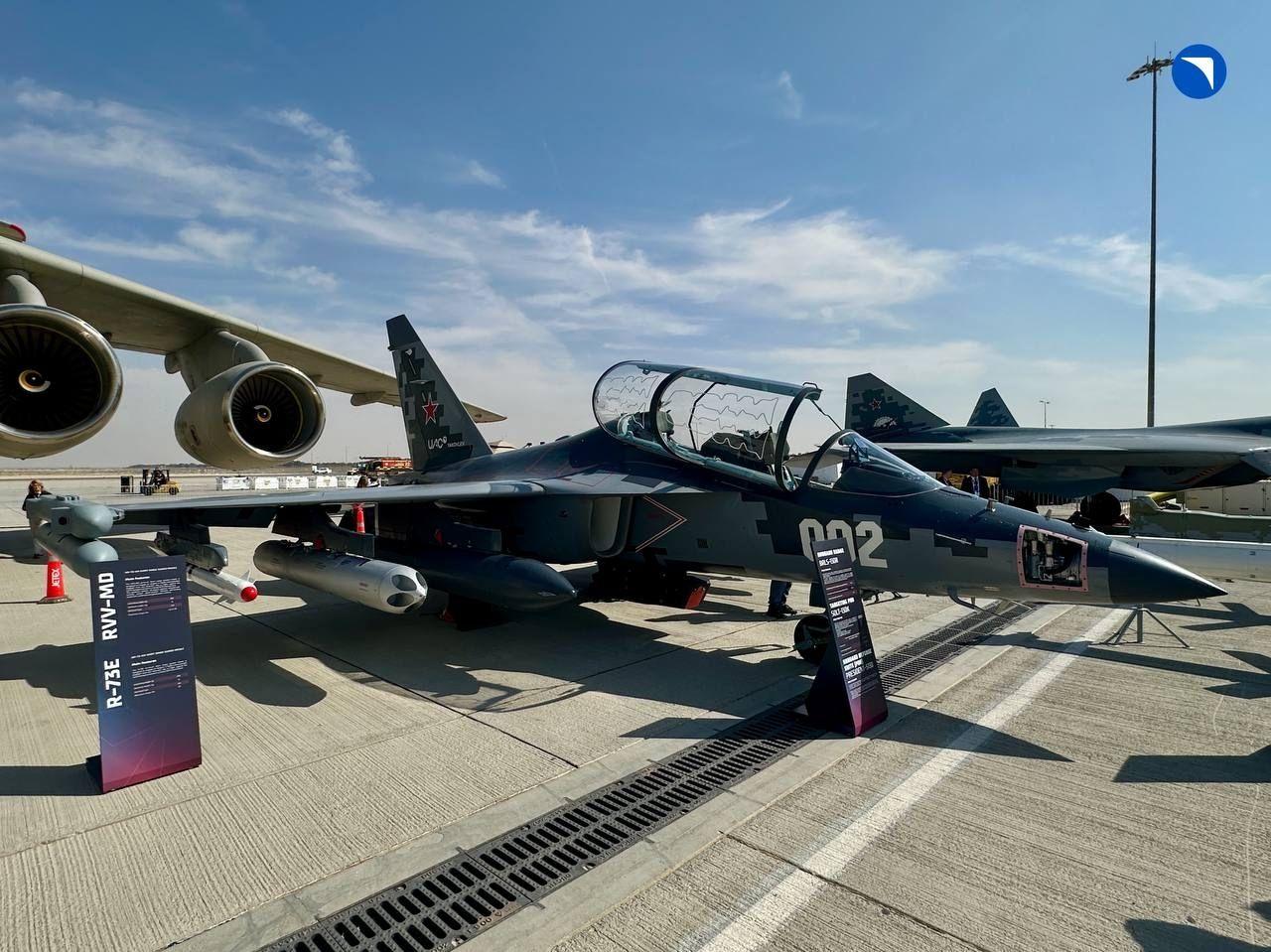 俄罗斯在2025年迪拜航展上首次向国际市场展示升级版雅克-130M战斗教练机 俄