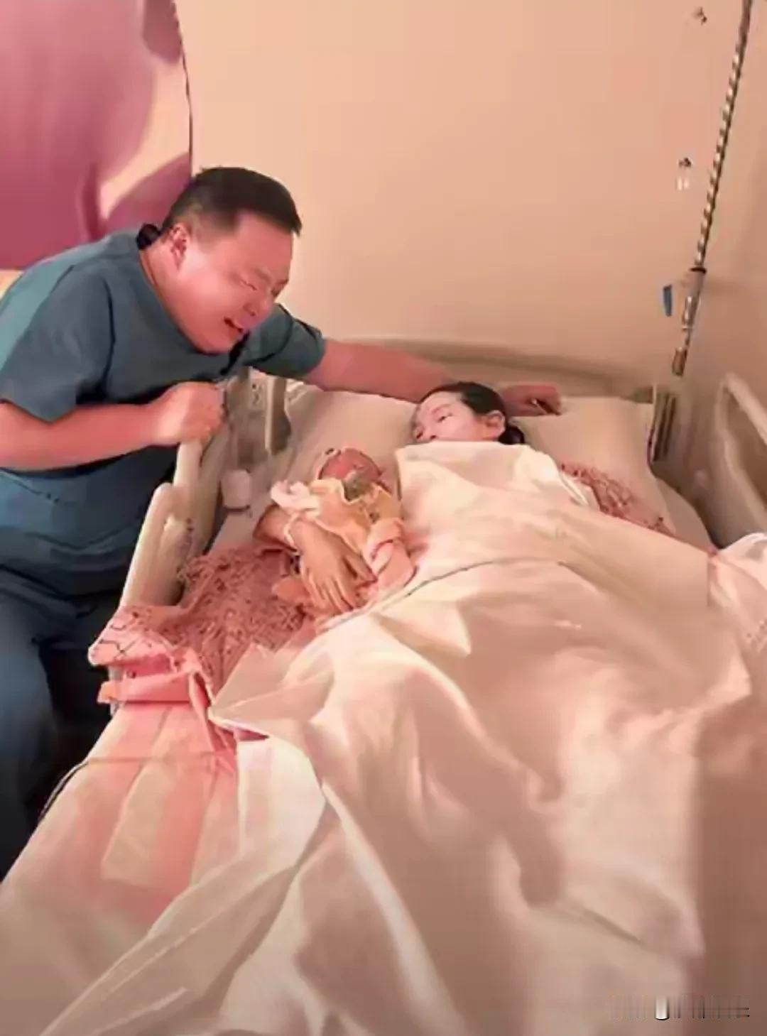 44岁阎鹤祥当爸了！这个曾经的通信工程师，捧哏捧了那么多年，终于“捧”上了自己的